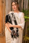 Paty Black White 2 Woman using Paty black white bagĀ